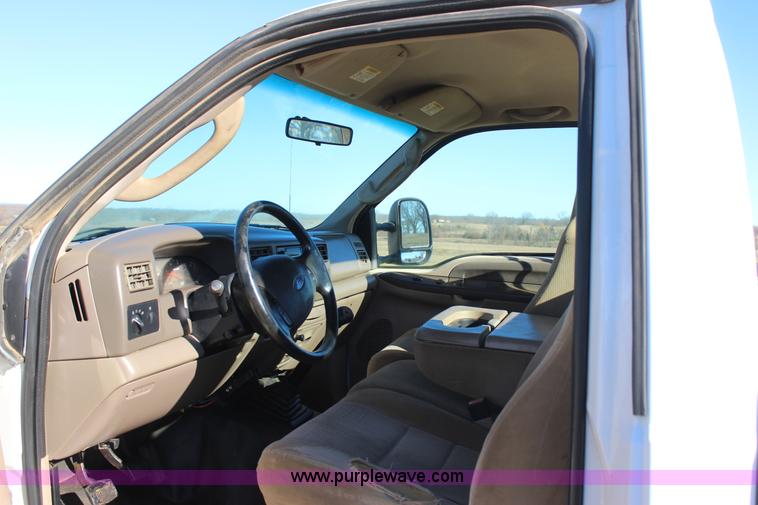 image for item J7696 2004 Ford F250 pickup truck