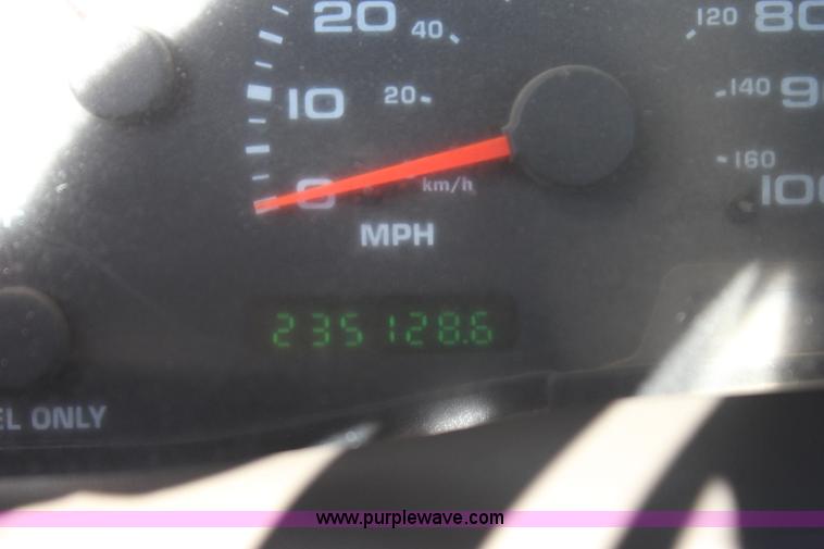 image for item J7696 2004 Ford F250 pickup truck