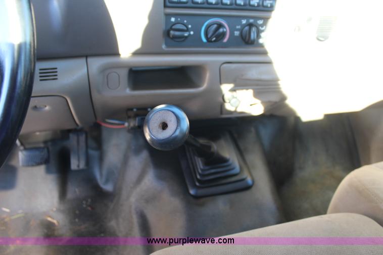 image for item J7696 2004 Ford F250 pickup truck