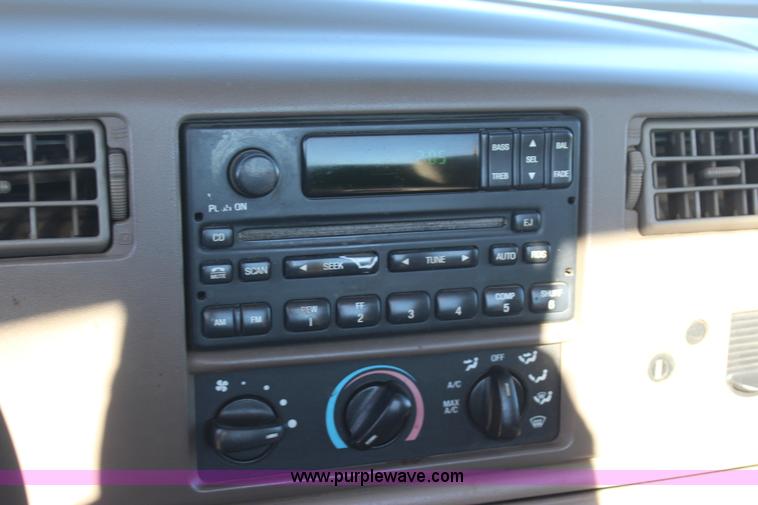 image for item J7696 2004 Ford F250 pickup truck