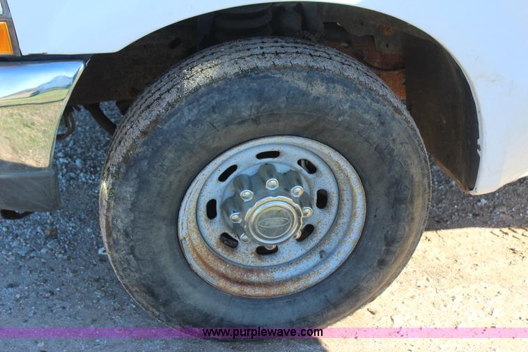 image for item J7696 2004 Ford F250 pickup truck