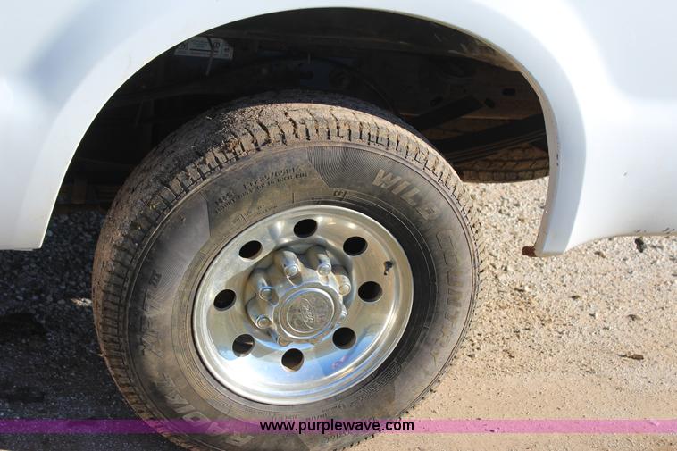 image for item J7696 2004 Ford F250 pickup truck