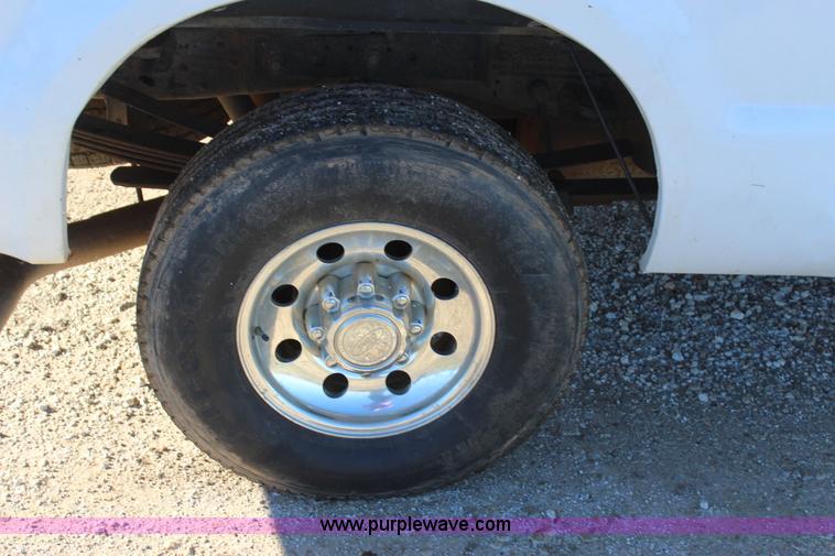 image for item J7696 2004 Ford F250 pickup truck