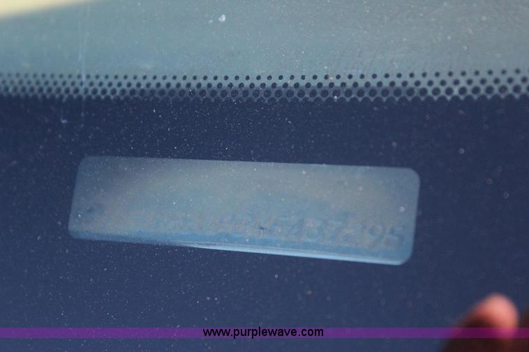 image for item J7696 2004 Ford F250 pickup truck