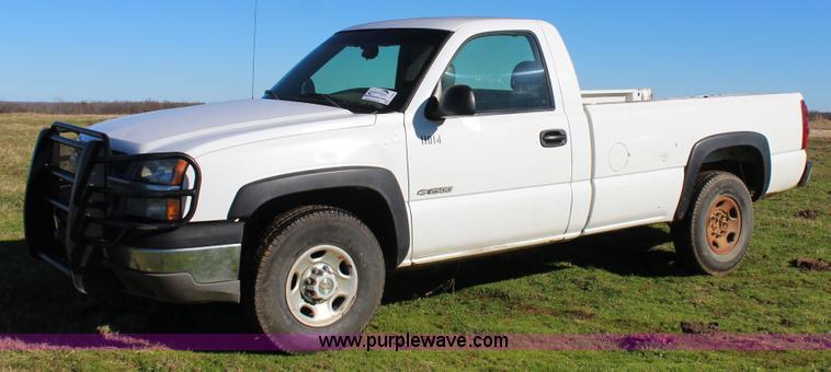 image for item J7698 2003 Chevrolet Silverado 2500 pickup truck