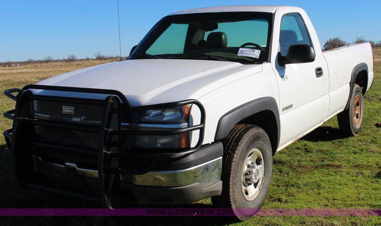 image for item J7698 2003 Chevrolet Silverado 2500 pickup truck