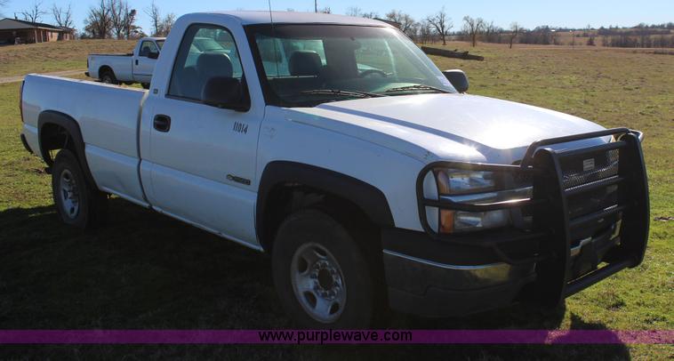 image for item J7698 2003 Chevrolet Silverado 2500 pickup truck