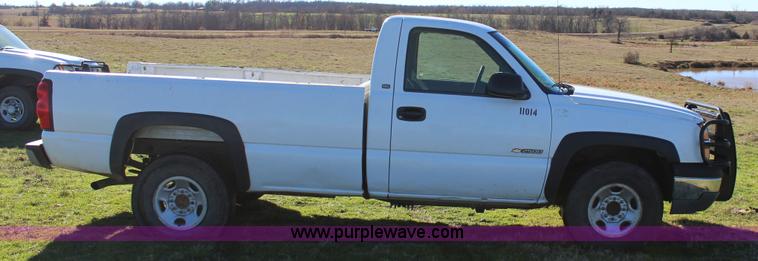 image for item J7698 2003 Chevrolet Silverado 2500 pickup truck