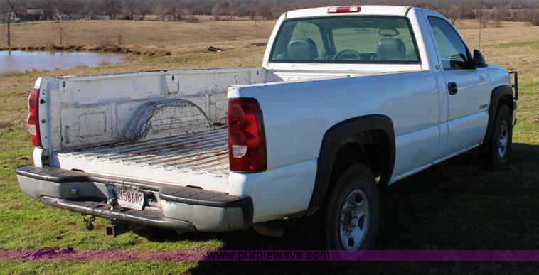 image for item J7698 2003 Chevrolet Silverado 2500 pickup truck
