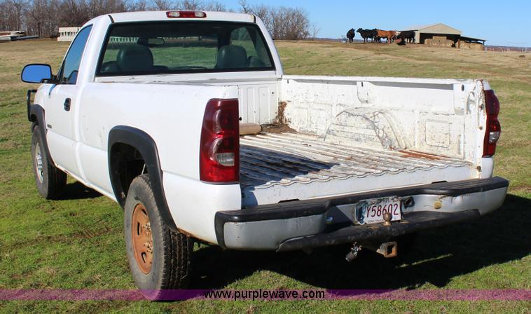 image for item J7698 2003 Chevrolet Silverado 2500 pickup truck