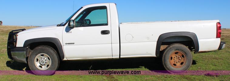 image for item J7698 2003 Chevrolet Silverado 2500 pickup truck