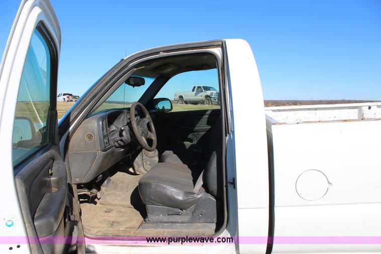 image for item J7698 2003 Chevrolet Silverado 2500 pickup truck