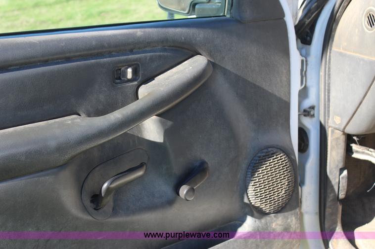 image for item J7698 2003 Chevrolet Silverado 2500 pickup truck