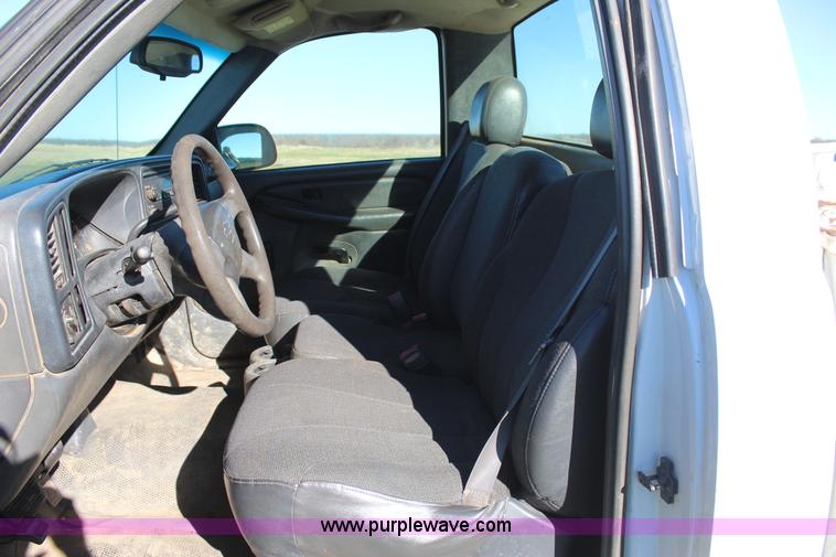 image for item J7698 2003 Chevrolet Silverado 2500 pickup truck