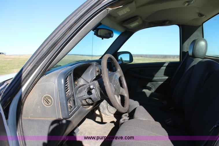 image for item J7698 2003 Chevrolet Silverado 2500 pickup truck