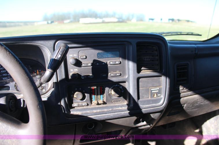 image for item J7698 2003 Chevrolet Silverado 2500 pickup truck