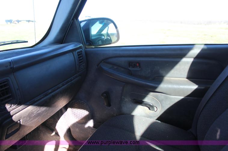image for item J7698 2003 Chevrolet Silverado 2500 pickup truck