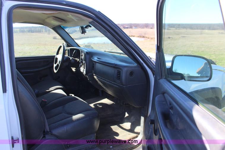 image for item J7698 2003 Chevrolet Silverado 2500 pickup truck