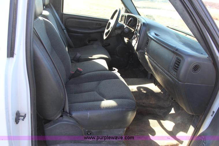 image for item J7698 2003 Chevrolet Silverado 2500 pickup truck