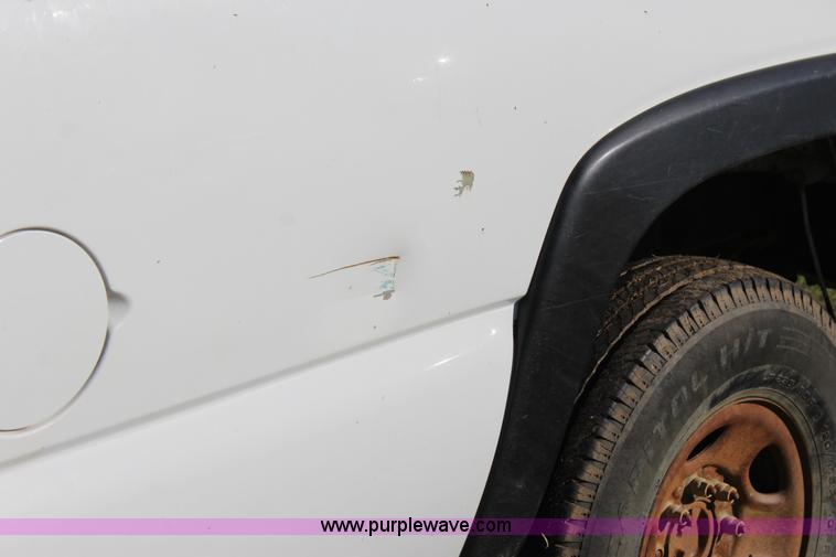 image for item J7698 2003 Chevrolet Silverado 2500 pickup truck