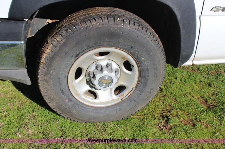 image for item J7698 2003 Chevrolet Silverado 2500 pickup truck