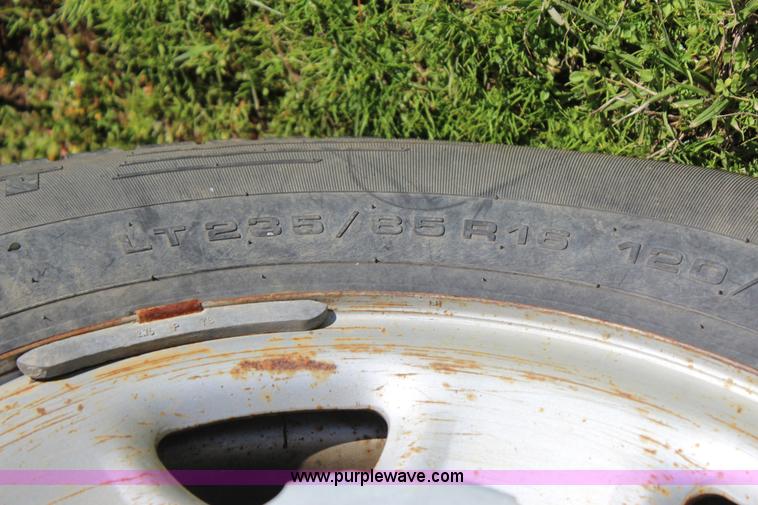 image for item J7698 2003 Chevrolet Silverado 2500 pickup truck