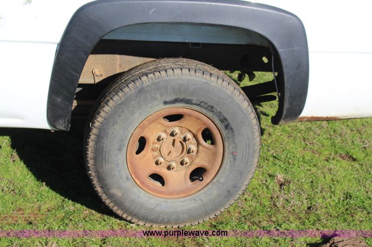 image for item J7698 2003 Chevrolet Silverado 2500 pickup truck