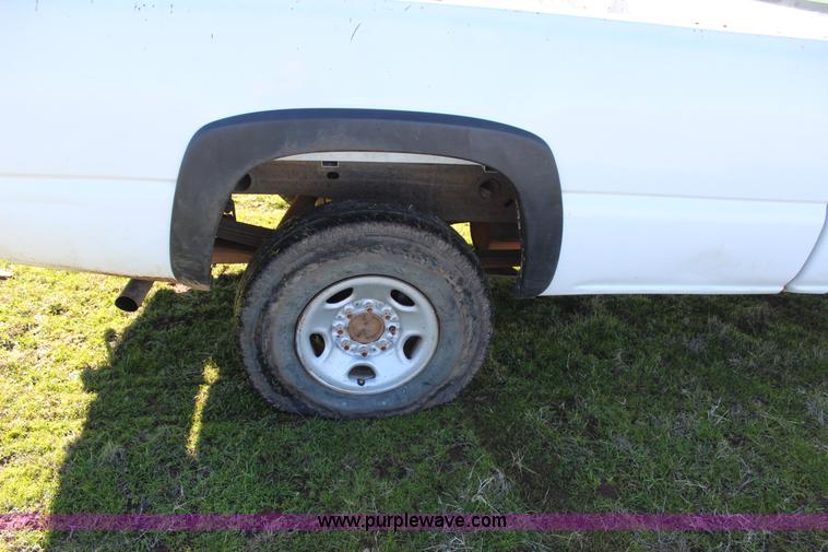 image for item J7698 2003 Chevrolet Silverado 2500 pickup truck
