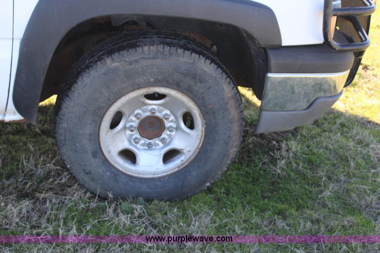 image for item J7698 2003 Chevrolet Silverado 2500 pickup truck