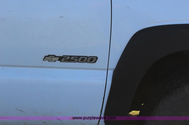 image for item J7698 2003 Chevrolet Silverado 2500 pickup truck