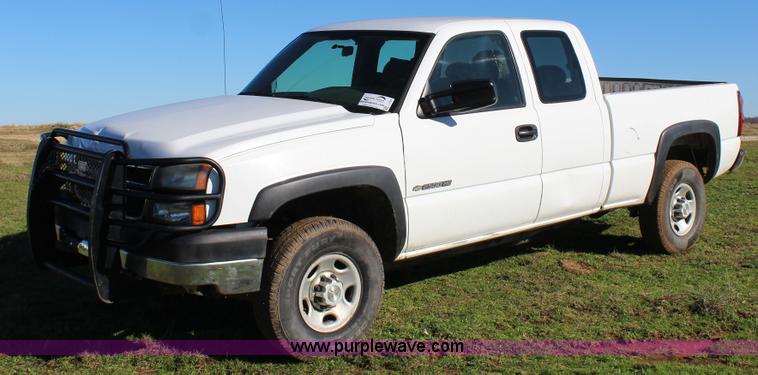 image for item J7699 2006 Chevrolet Silverado 2500 Ext. Cab pickup truck