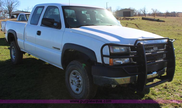 image for item J7699 2006 Chevrolet Silverado 2500 Ext. Cab pickup truck