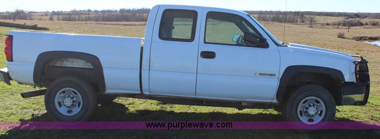 image for item J7699 2006 Chevrolet Silverado 2500 Ext. Cab pickup truck
