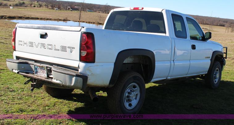 image for item J7699 2006 Chevrolet Silverado 2500 Ext. Cab pickup truck