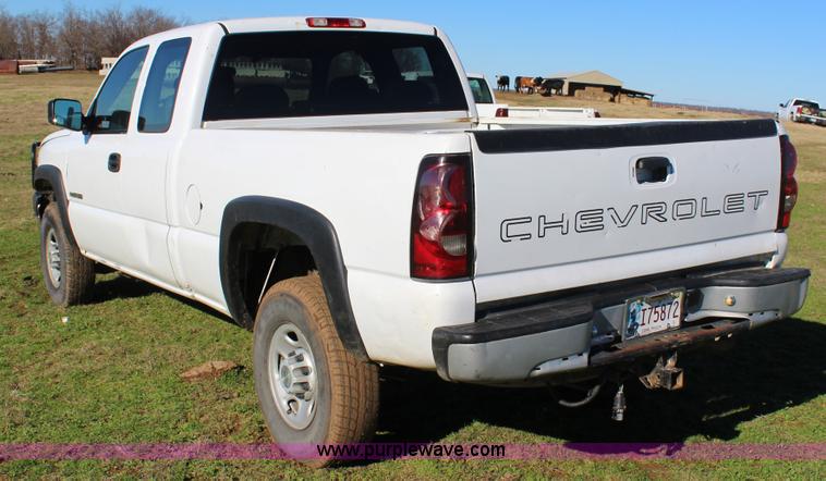 image for item J7699 2006 Chevrolet Silverado 2500 Ext. Cab pickup truck