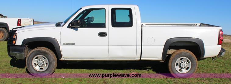 image for item J7699 2006 Chevrolet Silverado 2500 Ext. Cab pickup truck