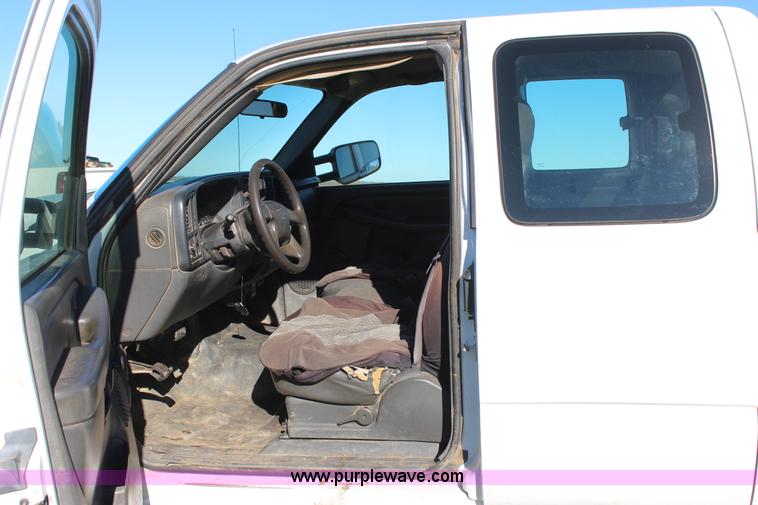 image for item J7699 2006 Chevrolet Silverado 2500 Ext. Cab pickup truck