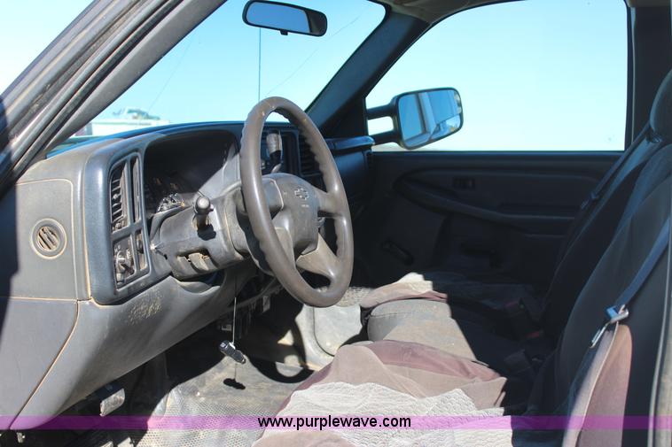 image for item J7699 2006 Chevrolet Silverado 2500 Ext. Cab pickup truck