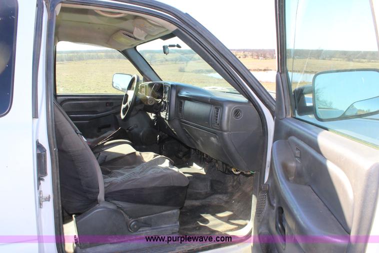 image for item J7699 2006 Chevrolet Silverado 2500 Ext. Cab pickup truck