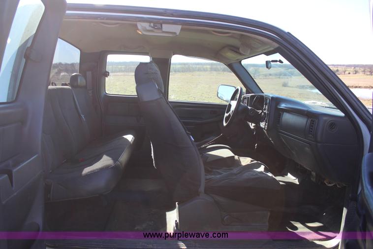 image for item J7699 2006 Chevrolet Silverado 2500 Ext. Cab pickup truck