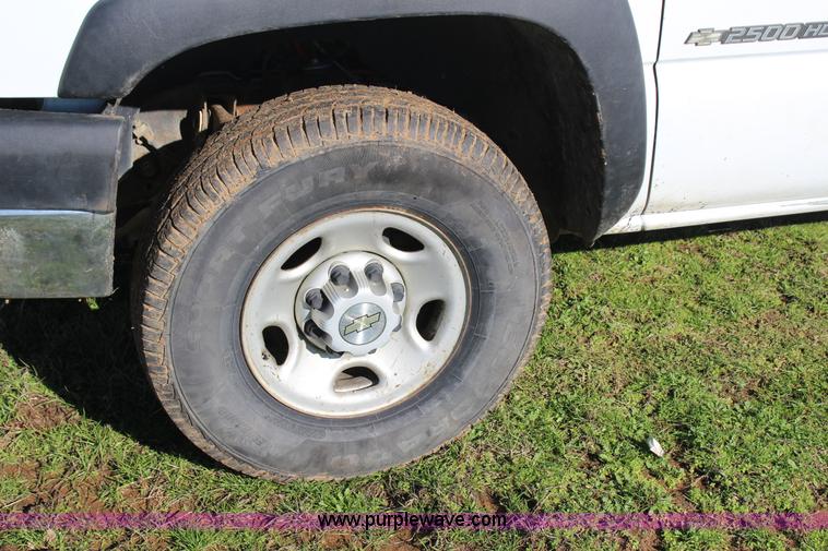 image for item J7699 2006 Chevrolet Silverado 2500 Ext. Cab pickup truck