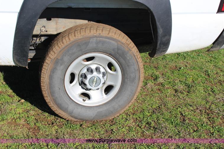 image for item J7699 2006 Chevrolet Silverado 2500 Ext. Cab pickup truck