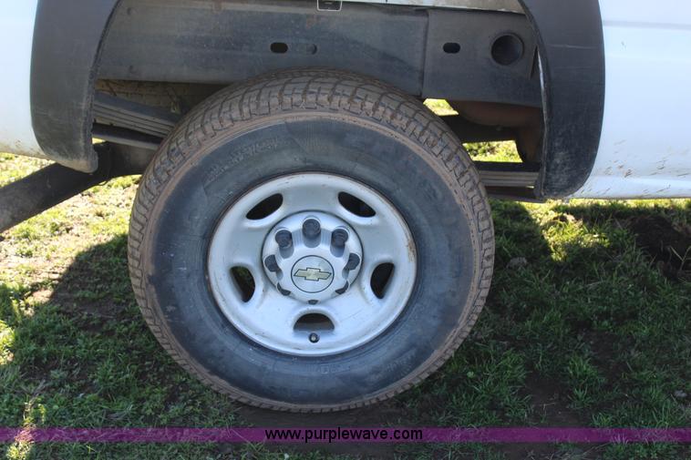 image for item J7699 2006 Chevrolet Silverado 2500 Ext. Cab pickup truck