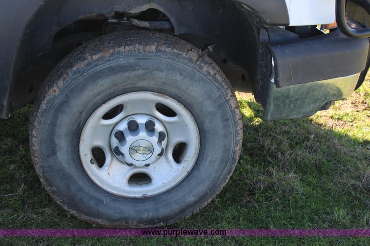 image for item J7699 2006 Chevrolet Silverado 2500 Ext. Cab pickup truck