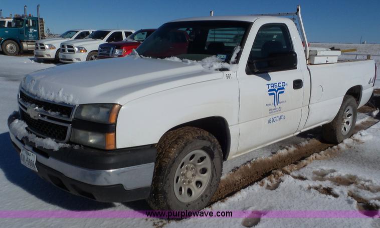 image for item J8405 2006 Chevrolet Silverado 1500 pickup truck