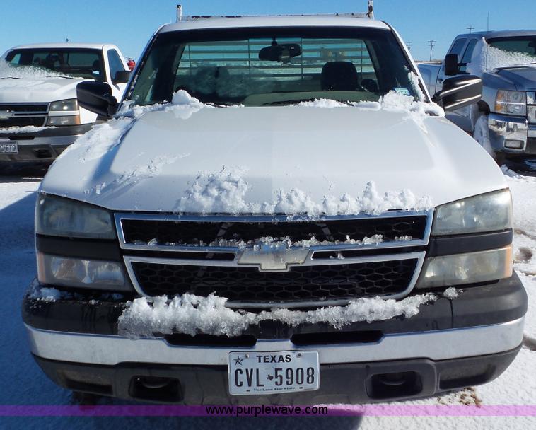 image for item J8405 2006 Chevrolet Silverado 1500 pickup truck