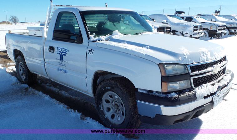 image for item J8405 2006 Chevrolet Silverado 1500 pickup truck