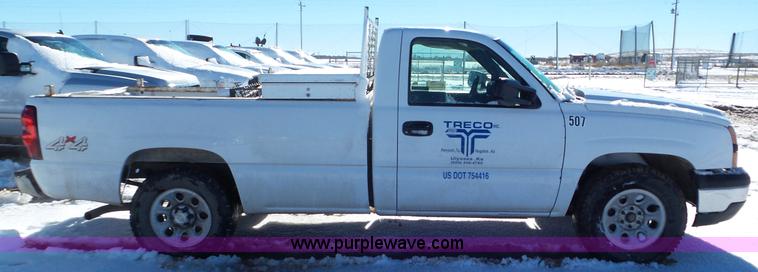 image for item J8405 2006 Chevrolet Silverado 1500 pickup truck