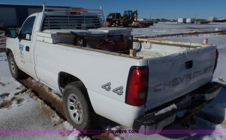 image for item J8405 2006 Chevrolet Silverado 1500 pickup truck
