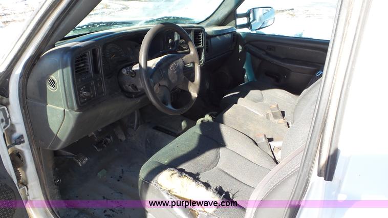 image for item J8405 2006 Chevrolet Silverado 1500 pickup truck
